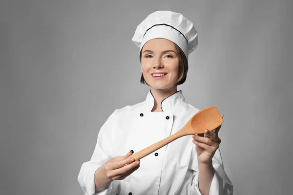 Femme chef avec spatule — Photo