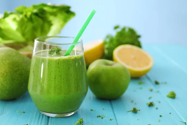 Healthy smoothie with kale — Stock Photo, Image
