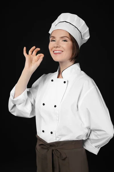 Vrouwelijke chef-kok op donker — Stockfoto