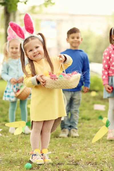 Çocuk parkında eğleniyor. Paskalya yumurtası avı kavramı — Stok fotoğraf