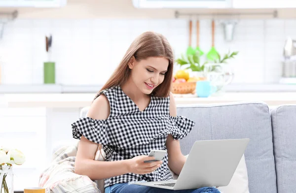 Woman working with laptop — Stock Photo, Image