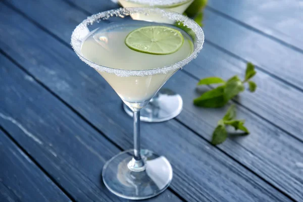 Szklanką martini kropla cytryny — Zdjęcie stockowe