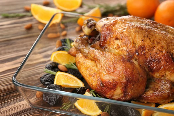 Baking dish with roasted turkey on table — Stock Photo, Image