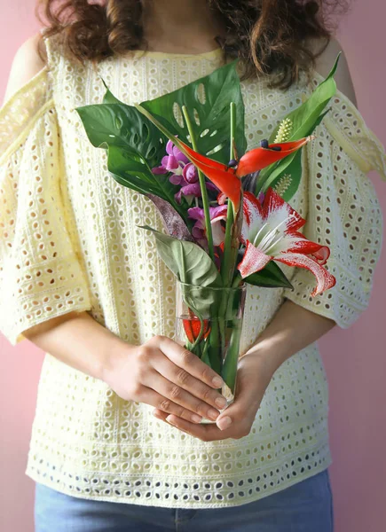 Mulher segurando flores tropicais — Fotografia de Stock