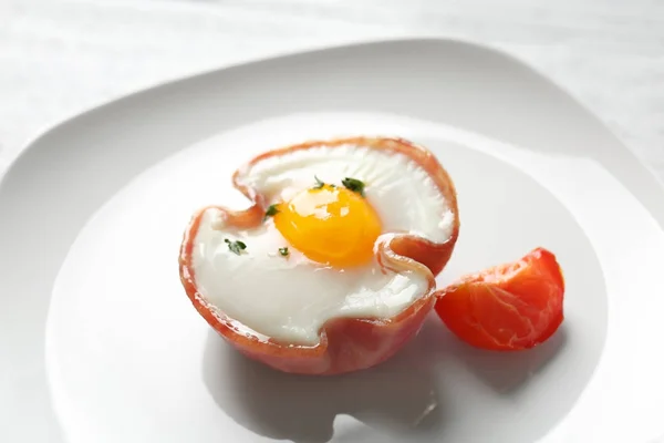 Teller mit leckerem Ei im Schinken — Stockfoto