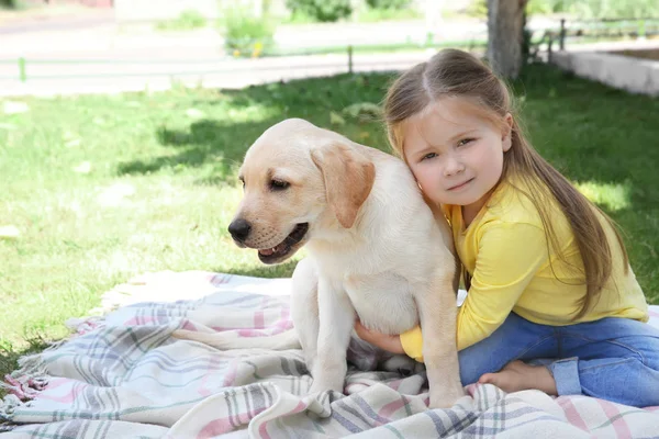 Schattig kind met Labrador Retriever buitenshuis — Stockfoto