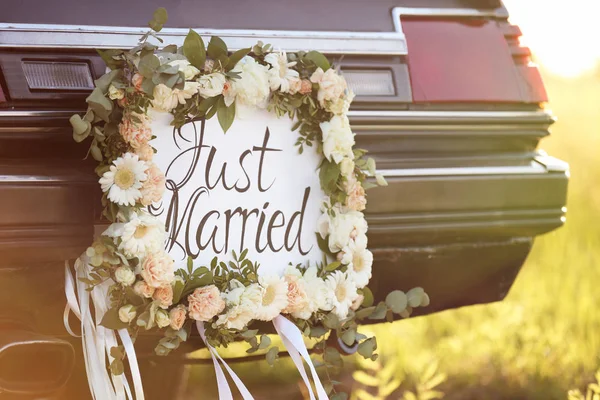 Hermoso coche de boda con placa JUST MARRIED al aire libre — Foto de Stock