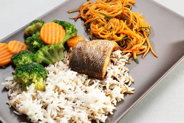 Płyta z pyszne ryby, sos, ryż i warzywa — Zdjęcie stockowe