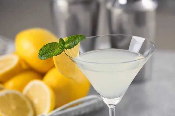 Verre de martini citron goutte — Photo