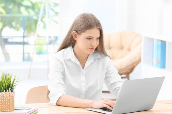 Junge Frau arbeitet zu Hause — Stockfoto