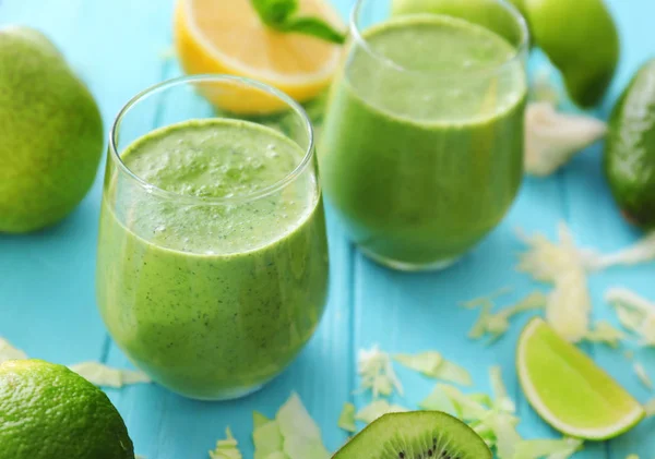 Healthy smoothie with kale — Stock Photo, Image