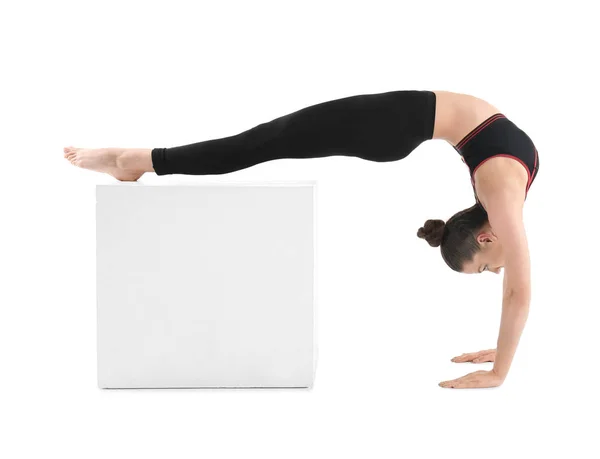 Joven hermosa mujer haciendo yoga —  Fotos de Stock