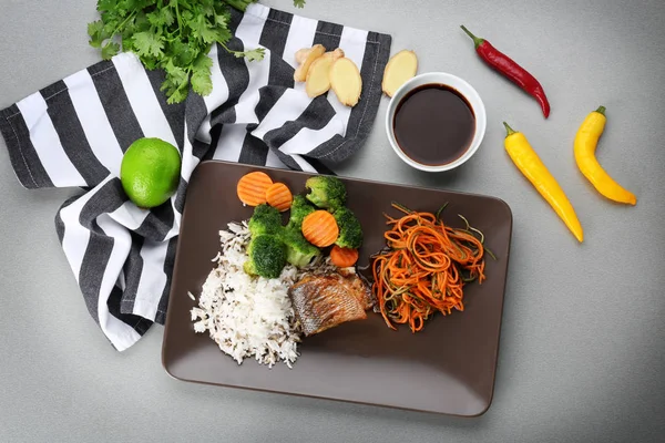 Płyta z pyszne ryby, sos, ryż i warzywa — Zdjęcie stockowe