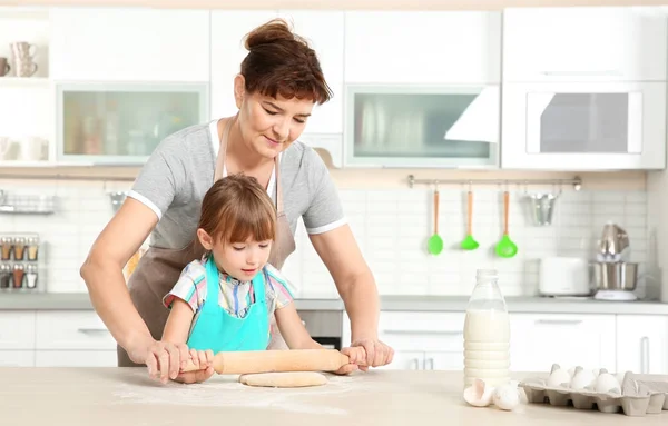 Cute little girl and her grandmother — Stock Photo, Image