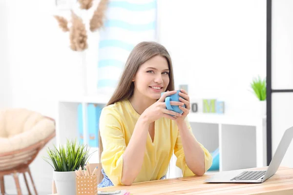 Junge Frau arbeitet zu Hause — Stockfoto