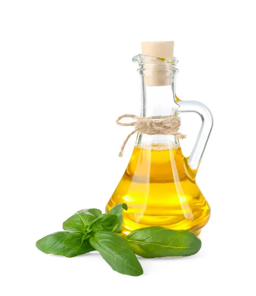 Кувшин с маслом и зелеными листьями базилика — стоковое фото