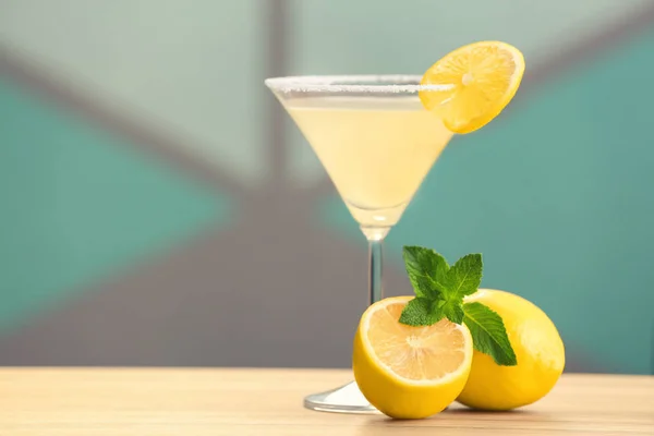 Verre de martini citron goutte — Photo