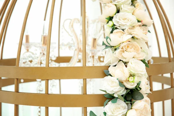 Gaiola decorativa com flores para casamento, close-up — Fotografia de Stock