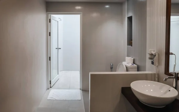 आधुनिक होटल बाथरूम के आंतरिक — स्टॉक फ़ोटो, इमेज