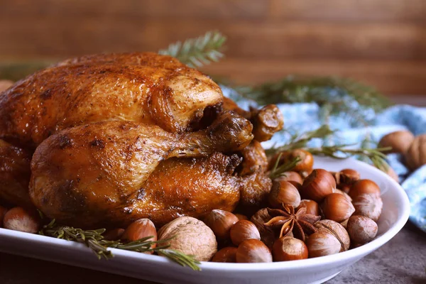 Sabroso pavo asado con nueces en el plato — Foto de Stock