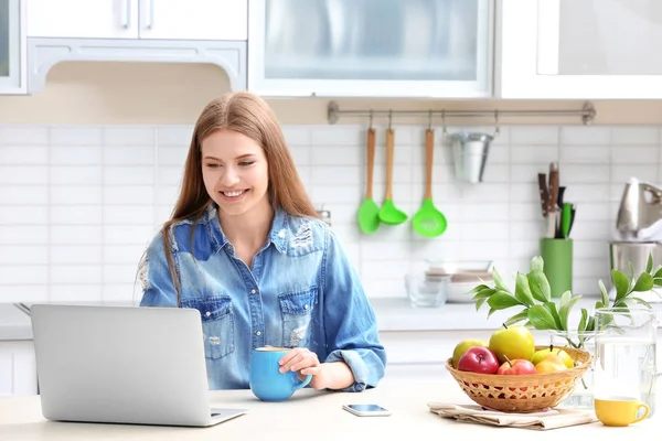 Dizüstü bilgisayarla çalışan kadın