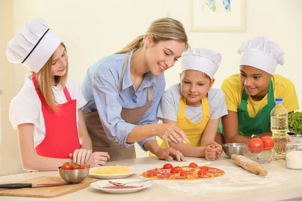 Grupo de niños y profesor en cocina durante las clases de cocina — Foto de Stock