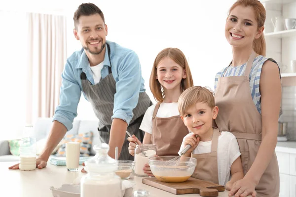 Family cooking in kitchen. Cooking classes concept — Stock Photo, Image