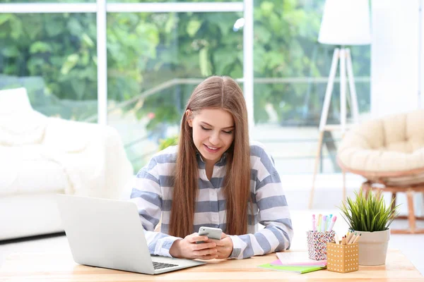 Jonge vrouw die thuis werkt — Stockfoto