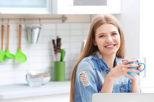 Frau arbeitet mit Laptop — Stockfoto