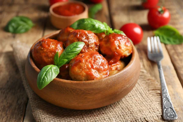 Masada bir kapta domates soslu lezzetli köfte