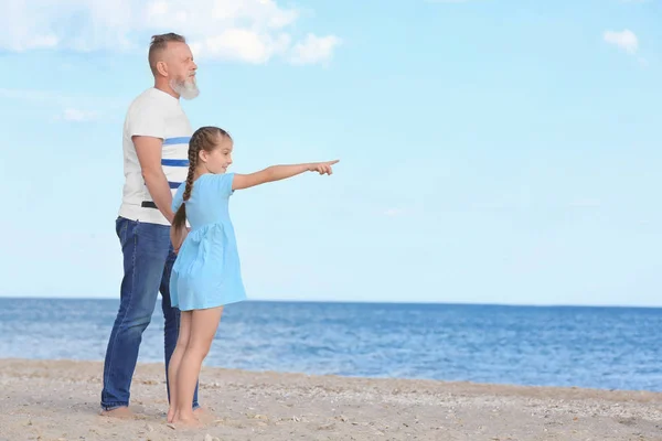 Deniz sahilinde dedesi ile şirin kız — Stok fotoğraf