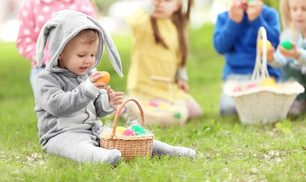 可爱的小男孩在公园的绿草篮子。复活节彩蛋狩猎概念 — 图库照片