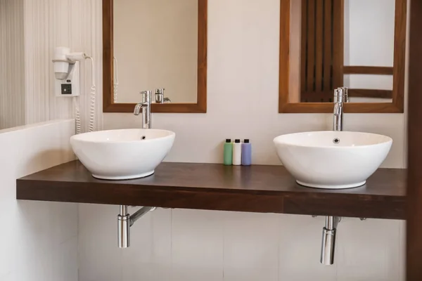 Интерьер современной ванной комнаты в отеле — стоковое фото