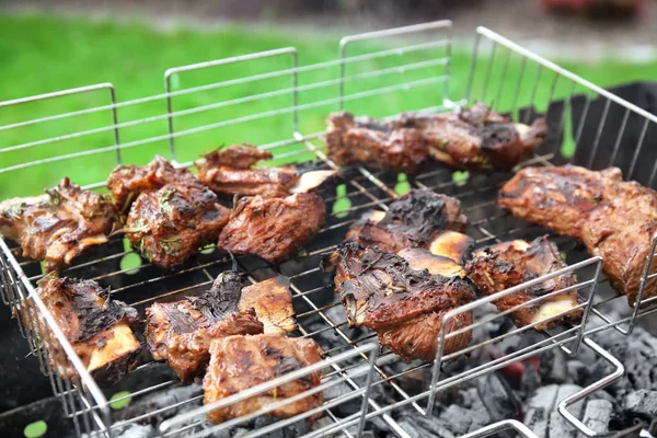Cooking of appetizing juicy spare ribs — Stock Photo, Image