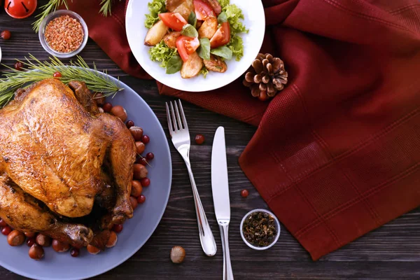 Sabroso pavo asado en plato —  Fotos de Stock