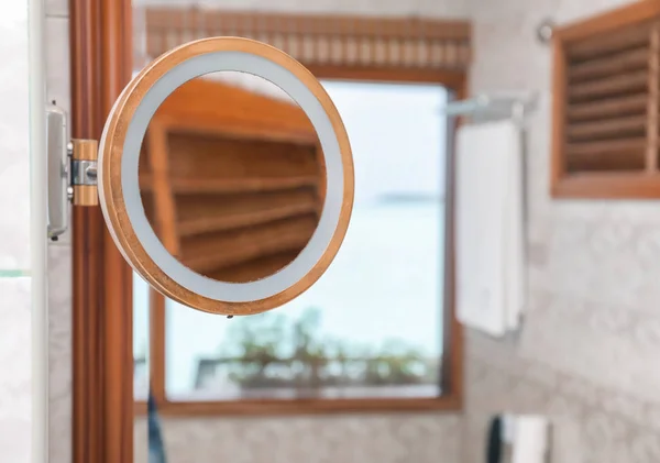 Маленькое круглое зеркало в ванной комнате отеля — стоковое фото