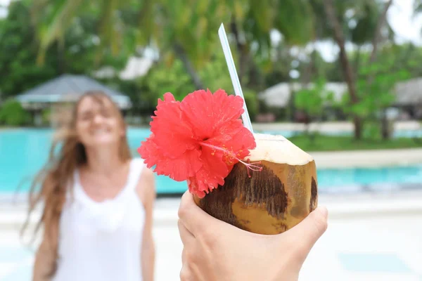 Ręka z świeży kokos koktajl — Zdjęcie stockowe