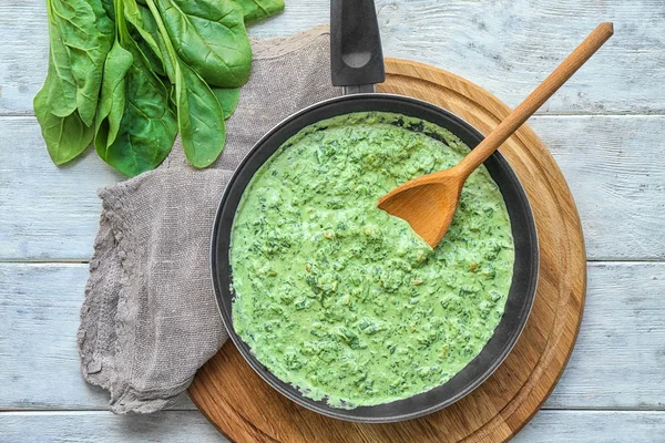 Frying pan with spinach dip — Stock Photo, Image