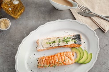 Plaka masada lezzetli somon ve balık sosu ile