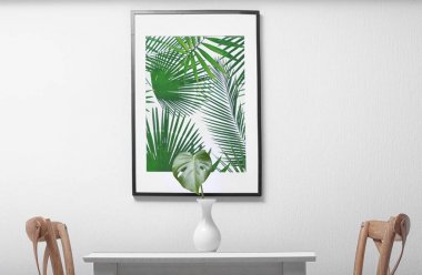 Tropikal bitki örtüsü ve monstera yaprak yemek salonunda resmi çerçeveli