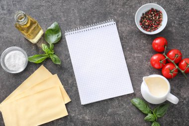 Boş defter ile et lazanya yemek pişirmek için malzemeler
