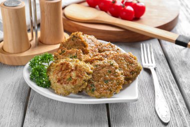 Mutfak masasının üzerinde taze maydanoz ile lezzetli brokoli gözleme