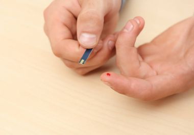 Kullanarak test adamın elleri kan şekeri kontrolü için şerit. Diyabet kavramı
