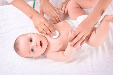 Doktor muayene stetoskop evde bebekle