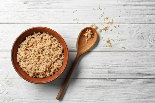 Gekochte Quinoa in Schüssel — Stockfoto