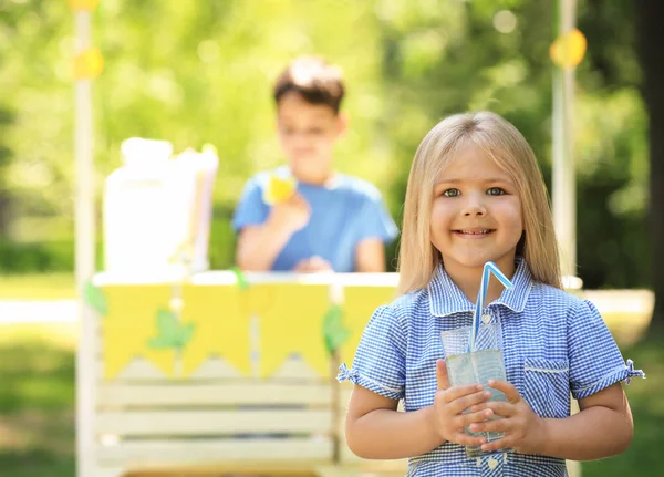 Gadis manis memegang gelas limun di taman — Stok Foto