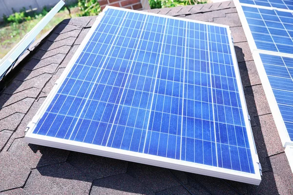 Paneles solares en el techo del edificio — Foto de Stock