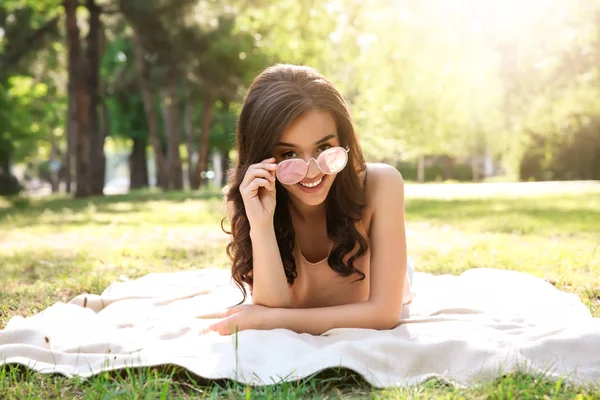 Mujer tomando el sol en el parque — Foto de Stock