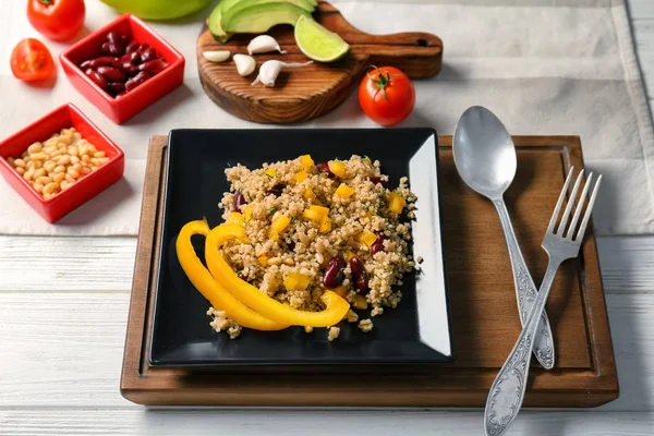 Sallad med quinoa och bönor — Stockfoto