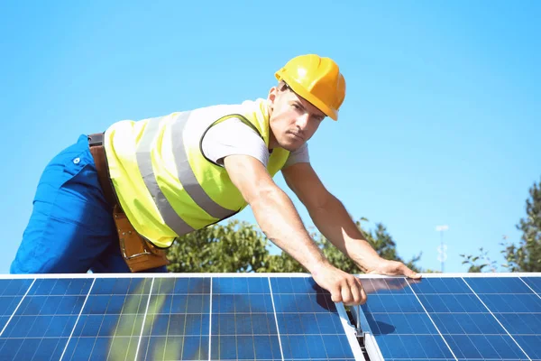 Trabajador instalando paneles solares al aire libre — Foto de Stock